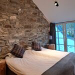 slaapkamer groepsaccommodatie Ardennen Francorchamps sfeervol natuursteen