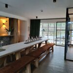 gezellige gezamenlijke ruimte in een groepsaccommodatie voor grote groepen in de Ardennen, nabij Francorchamps